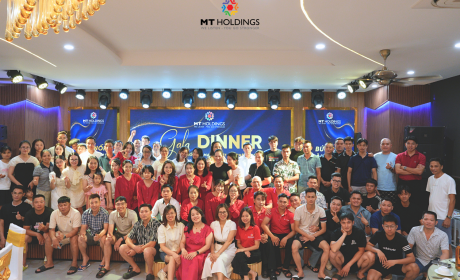 Tập thể cán bộ nhân viên MT Holdings đêm gala du lịch hè